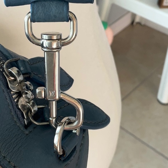 Louis Vuitton Cream and Blue Crossbody Bag with Signature Monogram - Picture 2 of 16